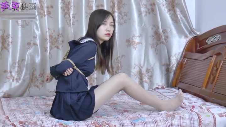 小鱼学生装肉丝美腿绳艺 Preview 1