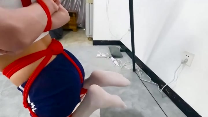 面具男 榨干超好听的女声极品伪娘Jiojio。叠腿吊缚加伸缩塞子和震动电击 Preview 1