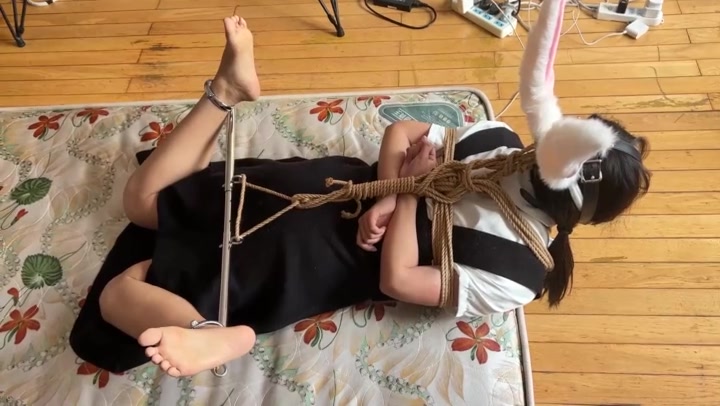 玩奴原创 炮架驷马+马具口球堵嘴放置挣扎，你的小兔纸妹妹来了！ Preview 2