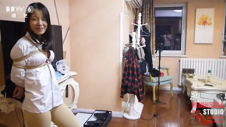 半岛束艺台_两个美女玩猜字游戏，赢了有奖输了被罚 Preview 4