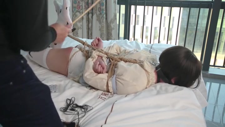 鹿角与猫爪 小Lolita驷马调教【伪娘】驷马、鞭打PP脚心、口环夹子口水收集、郊狼电击、zdb震菊菊 Preview 3