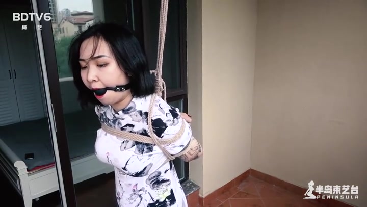 半岛束艺 伊莱娜阳台半吊独处+涂指甲油 Preview 1