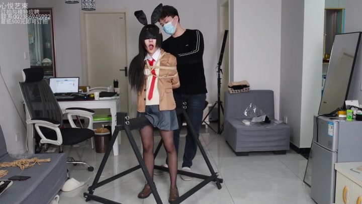 心悦艺束 新妹子梦泪的麻衣学姐COS，绑在铁架上电动牙刷骚扰 Preview 3