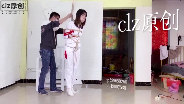 clz原创 三套学生服作品（第五集） 女生被惩罚在线直bo，逃脱拿钥匙！ Preview 1