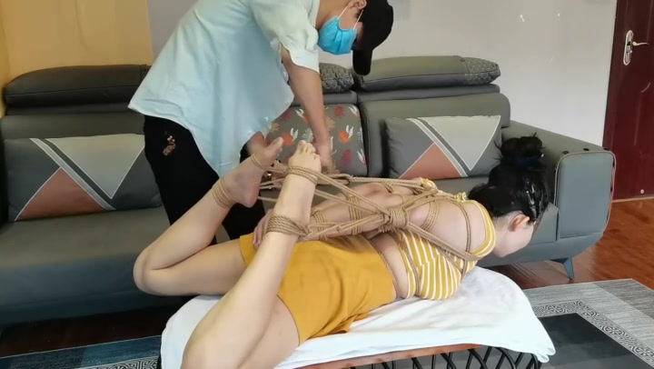 一绳所爱 布点儿极限直臂驷马紧缚放置，身体很软的女孩布点儿，总想发挥身体的极限紧缚 Preview 3