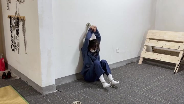 涵涵特辑 女囚戴死铐收拾杂物不力，被惩罚戴铐跪爬驷马 Preview 2