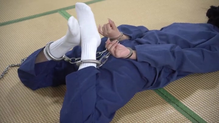 涵涵特辑 女囚戴死铐收拾杂物不力，被惩罚戴铐跪爬驷马 Preview 3