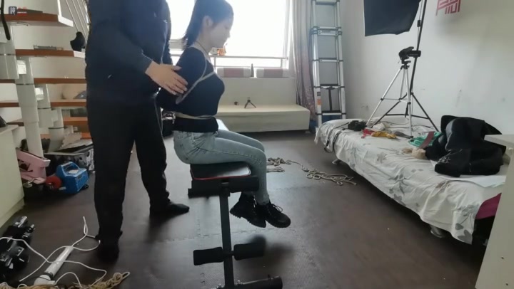 绳之韵 四月试镜（上下完整版）马丁靴、牛仔裤少女蛇缚、凳子捆绑，股绳. Preview 1