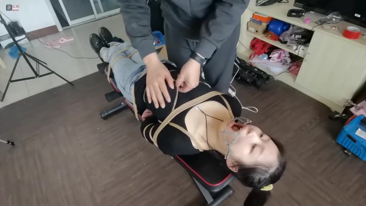 绳之韵 四月试镜（上下完整版）马丁靴、牛仔裤少女蛇缚、凳子捆绑，股绳. Preview 3