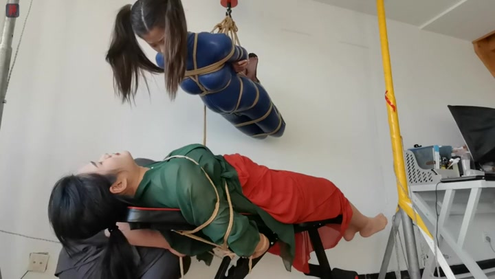 绳之韵 羽灵蓝胶衣、雨桐汉服双人绳戏 水晶黑丝悬吊、、仰面M缚，双人叠罗汉 Preview 1