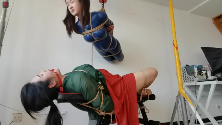 绳之韵 羽灵蓝胶衣、雨桐汉服双人绳戏 水晶黑丝悬吊、、仰面M缚，双人叠罗汉 Preview 2