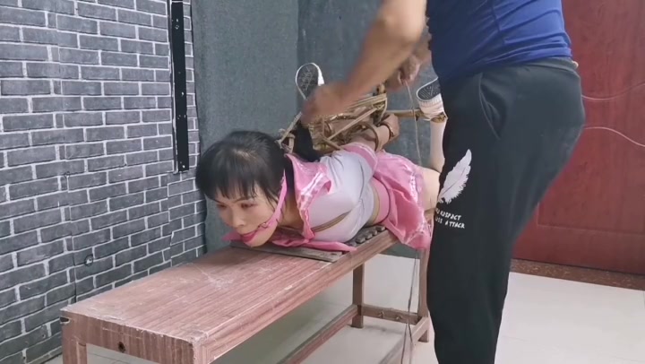 飞天原创 静依手铐苏秦背剑式能轻松地前后反转，却被k9架折磨的到gc至失jin Preview 1