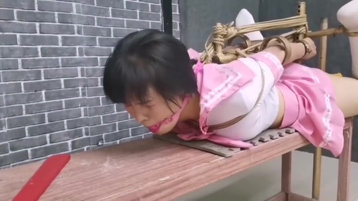 飞天原创 静依手铐苏秦背剑式能轻松地前后反转，却被k9架折磨的到gc至失jin Preview 3