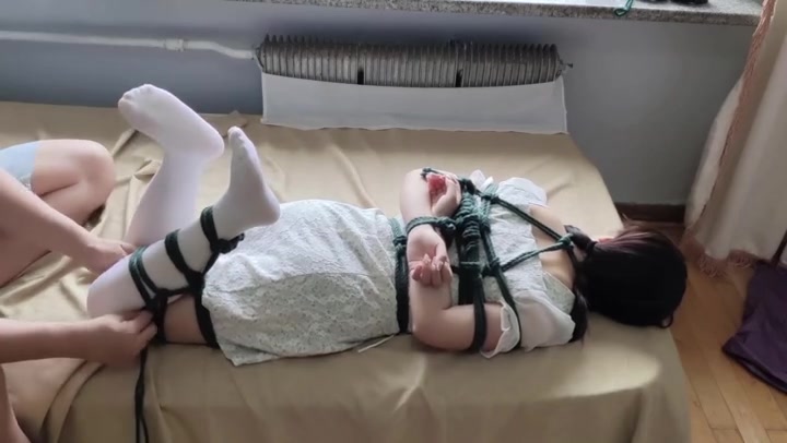 玩奴原创 萝莉妹子梦竹初次捆绑，白丝日式三段缚驷马连头，腿上放置tk. Preview 1