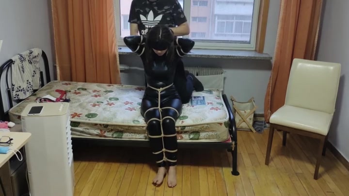 妹子语希的后手缚麻花腿挣扎 Preview 1