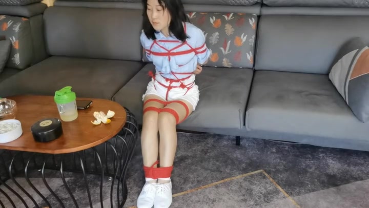 小白鞋女孩捆绑还要唱歌. Preview 3