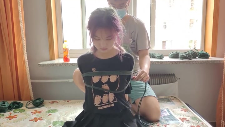 美少女月潇驷马紧缚舔足训练 Preview 1