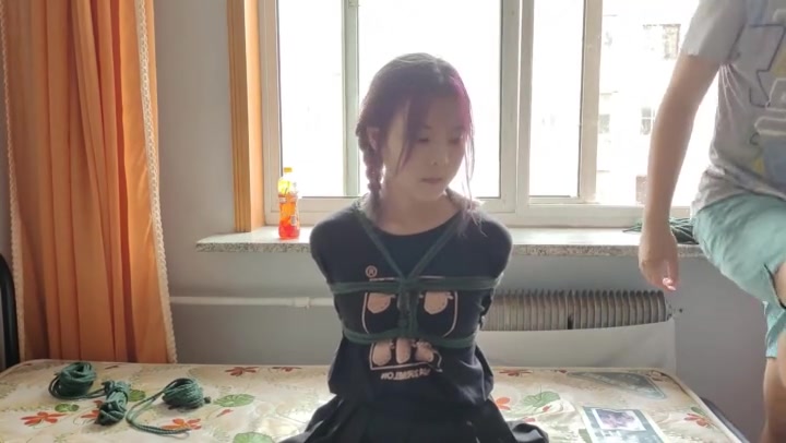 美少女月潇驷马紧缚舔足训练 Preview 4