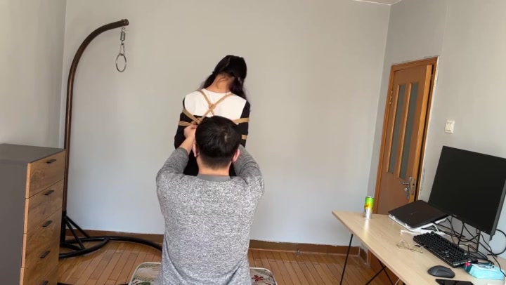 白丝美婷妹子初绑炮架驷马 Preview 1