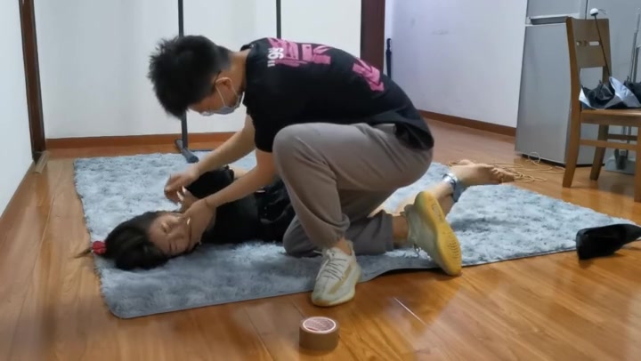 奥特曼 定拍微剧情 清纯性感美女小丁脚穿高跟鞋被入室捆绑胶带封嘴 Preview 1