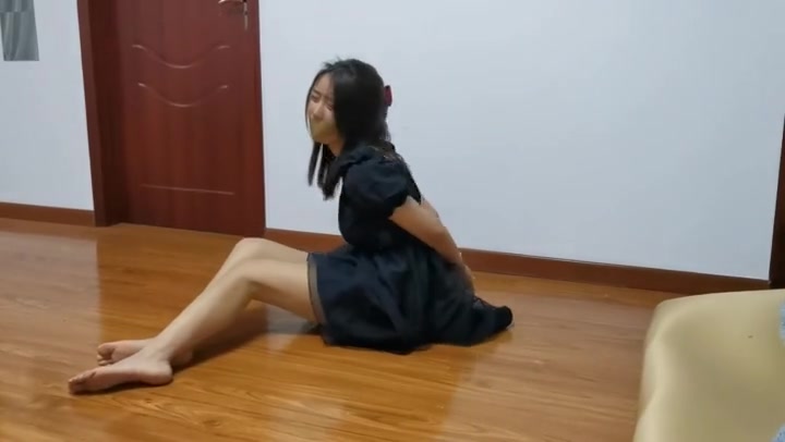 奥特曼 定拍微剧情 清纯性感美女小丁脚穿高跟鞋被入室捆绑胶带封嘴 Preview 4