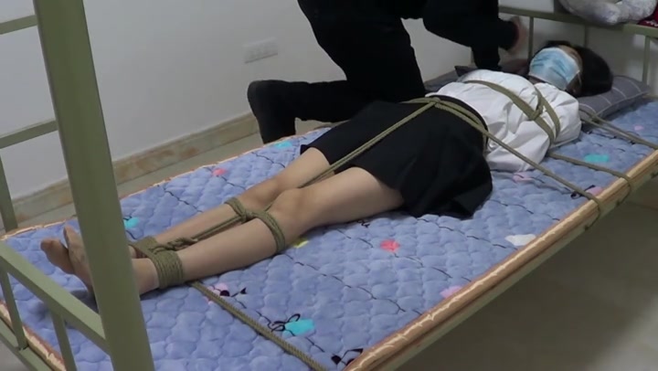 新月原创 制服女孩 原味堵嘴 挠痒放置 驷马 床上固定捆绑欺负到真的生气骂人 红豆 Preview 3
