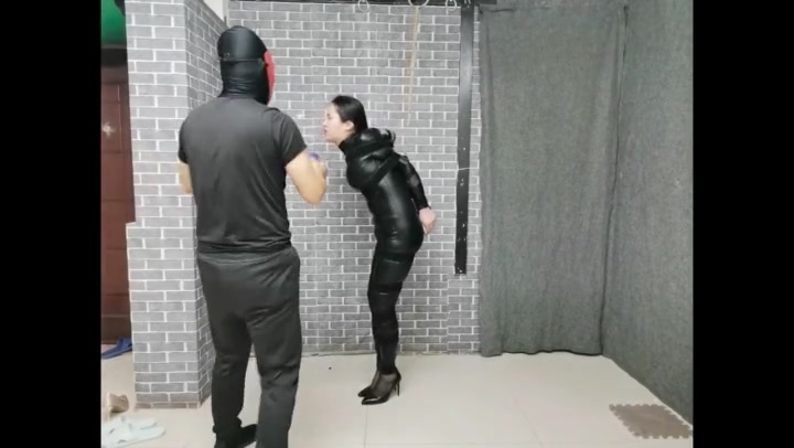 飞天原创 柔柔皮衣高跟,丝袜堵嘴，皮帽全封,呼吸困难,双腿紧缚、黑带直臂紧缚高吊，原地挣扎 Preview 2