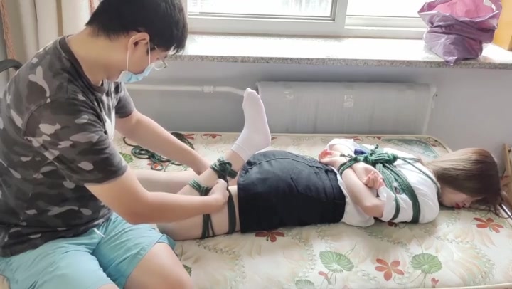 高颜值大长腿美女丹丹的超紧驷马初绑放置 Preview 1