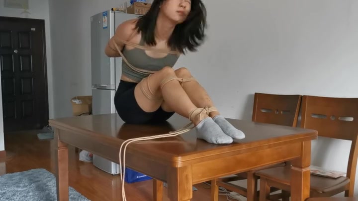 浑身肌肉的健美教练小雨 Preview 4
