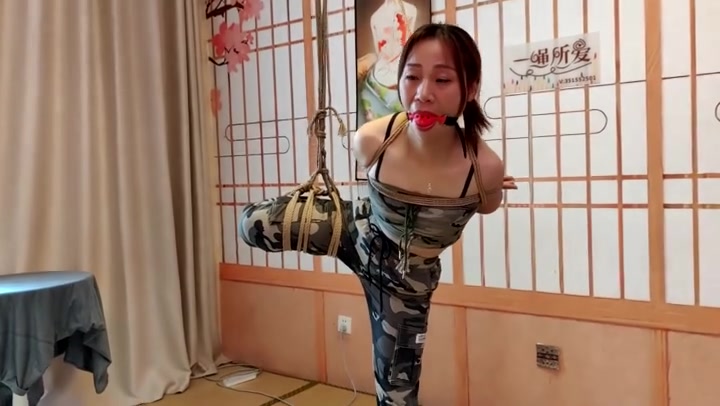 一绳所爱 姚梦梦迷彩服悬吊 Preview 1