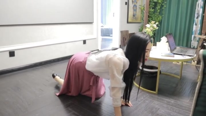 夜未央 会所游记 （上集）温婉女子在会所参加体验各种调教 木枷束缚 鞭打 后手大字束缚 Preview 1