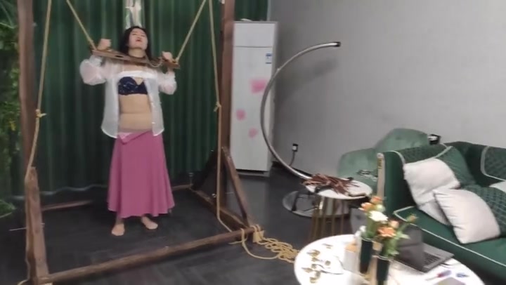 夜未央 会所游记 （上集）温婉女子在会所参加体验各种调教 木枷束缚 鞭打 后手大字束缚 Preview 2