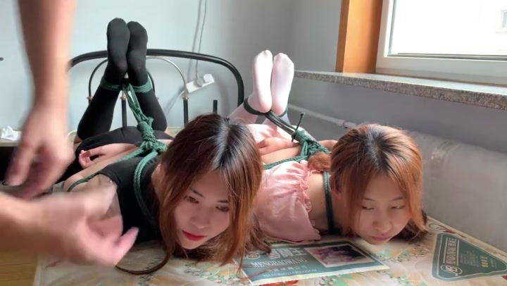 玩奴原创 白丝黑袜双妹的马具口球强制抬头驷马，难受的姿势初绑 Preview 1