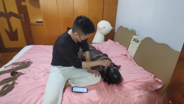 我的媳妇 连身丝衣、纯手动X机？分腿立驷马 电击+假#具伺候、无意识失禁 Preview 4