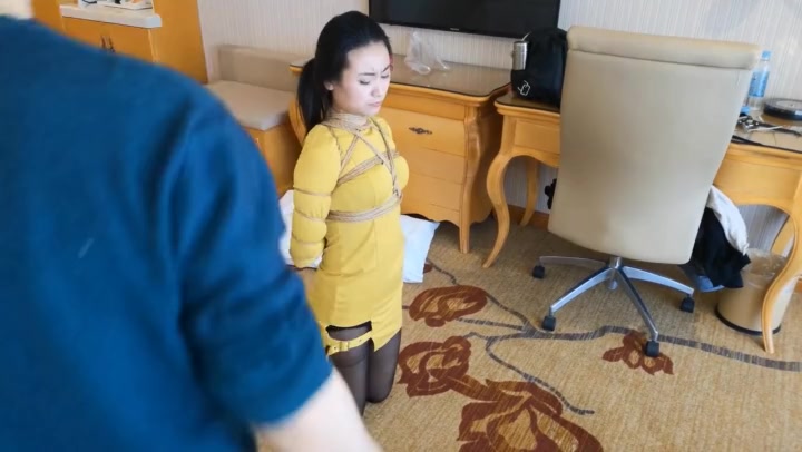 夏炎 五花勒颈 强制弯腰押解 Preview 2