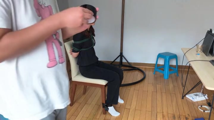 玩奴原创 新妹子诗雅的丝袜套头的闷绝高手缚，多重堵嘴，崩溃挣扎 Preview 2