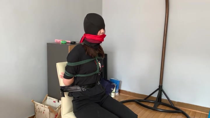 玩奴原创 新妹子诗雅的丝袜套头的闷绝高手缚，多重堵嘴，崩溃挣扎 Preview 3
