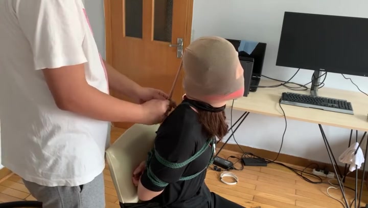 玩奴原创 新妹子诗雅的丝袜套头的闷绝高手缚，多重堵嘴，崩溃挣扎 Preview 4
