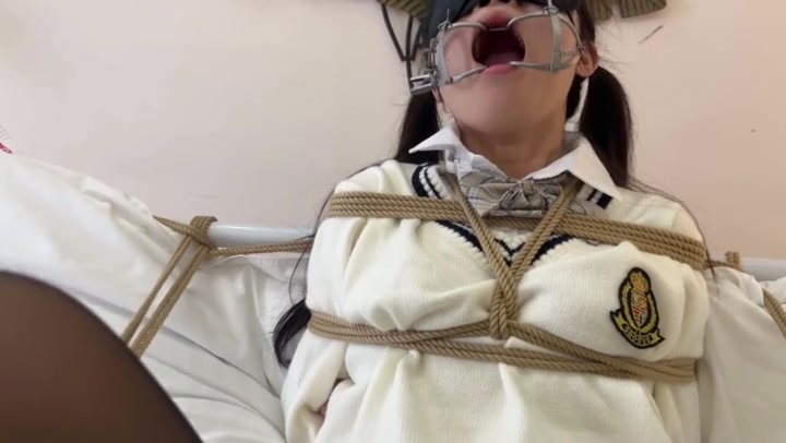 FXX 甜心少女无内黑丝悬吊股绳 释放口水 SP 赤脚牵引走石子 强制分腿撕丝袜 震动强高 这是一个事前前戏实录 Preview 3