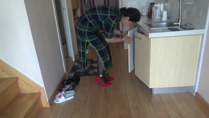 山东原创 妈和女儿的游戏，大型绳艺镣铐游戏片，年近六旬的妈妈和三十的女儿玩儿地不亦乐 Preview 3