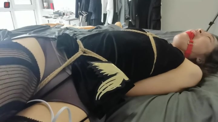 绳之韵 小OL菲菲的居家另类休闲方式（第四集）网袜、自缚、自拷，玩的正嗨时被主人抓了现行 Preview 4