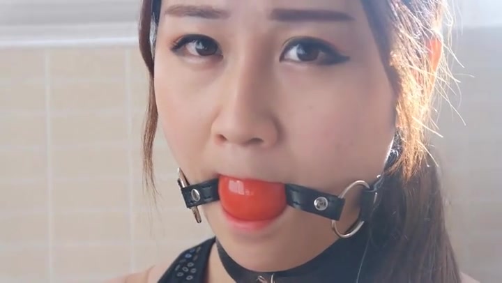 肉丝短裙的束缚口球麻绳紧缚 Preview 1