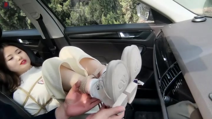 绳之韵 久违的小九妹，红唇白袜马丁靴户外游戏（上集）马丁靴美少女车内和马路边的捆绑游戏 Preview 2