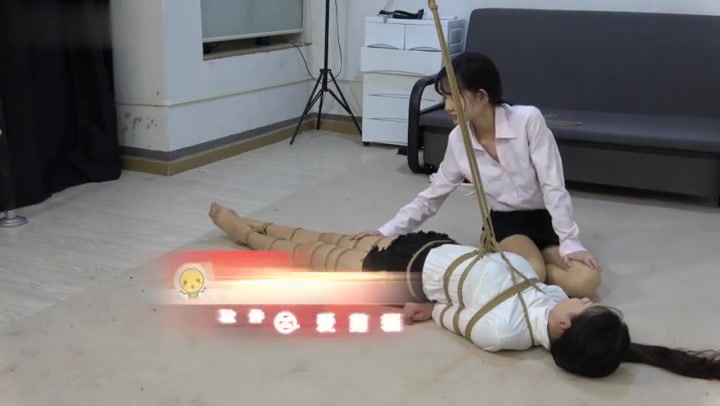 美束映画 老师因学生成绩较差绑架学生惩罚学生被坏人乘虚而入 朵朵 珊珊出演 Preview 1
