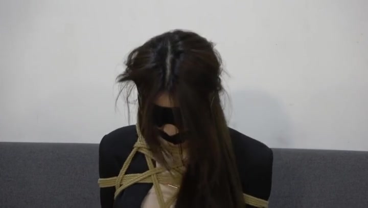 美束映画 定拍在地下车库一位陌生男子一路尾随美女至入室绑架她,将她紧缚绑了起来 Preview 3
