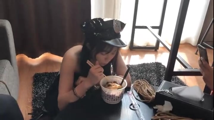 金属拘束吃饭 Preview 1