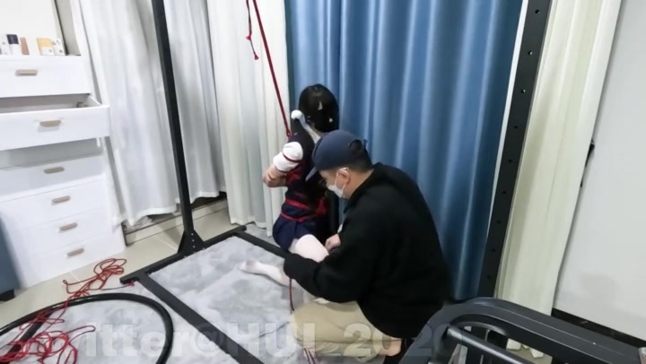 HUI 潼潼插着ZDB被开腿吊缚 Preview 2