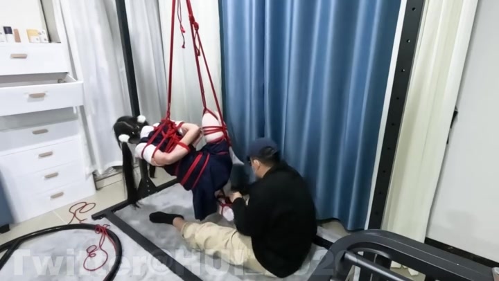 HUI 潼潼插着ZDB被开腿吊缚 Preview 4