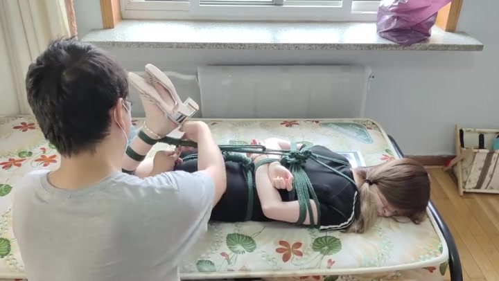 玩奴原创 大长腿美女丹丹的特殊待遇，极限蛇缚驷马，马具口球股绳。痛苦的姿势！ Preview 4