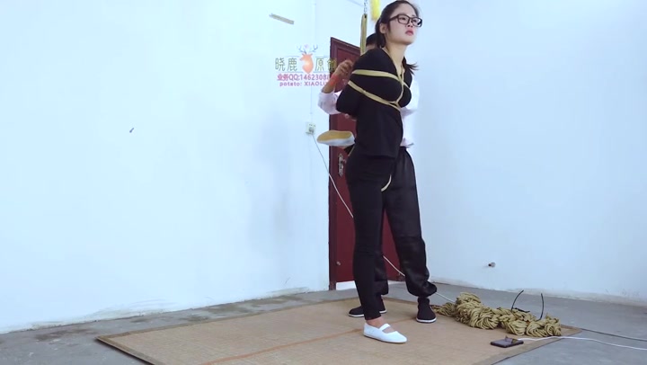 晓鹿绳艺 露露第一次被吊第一次被吊体验，真的难受，师傅下手真狠，居然脱了我鞋子裸足捞我痒痒 Preview 1